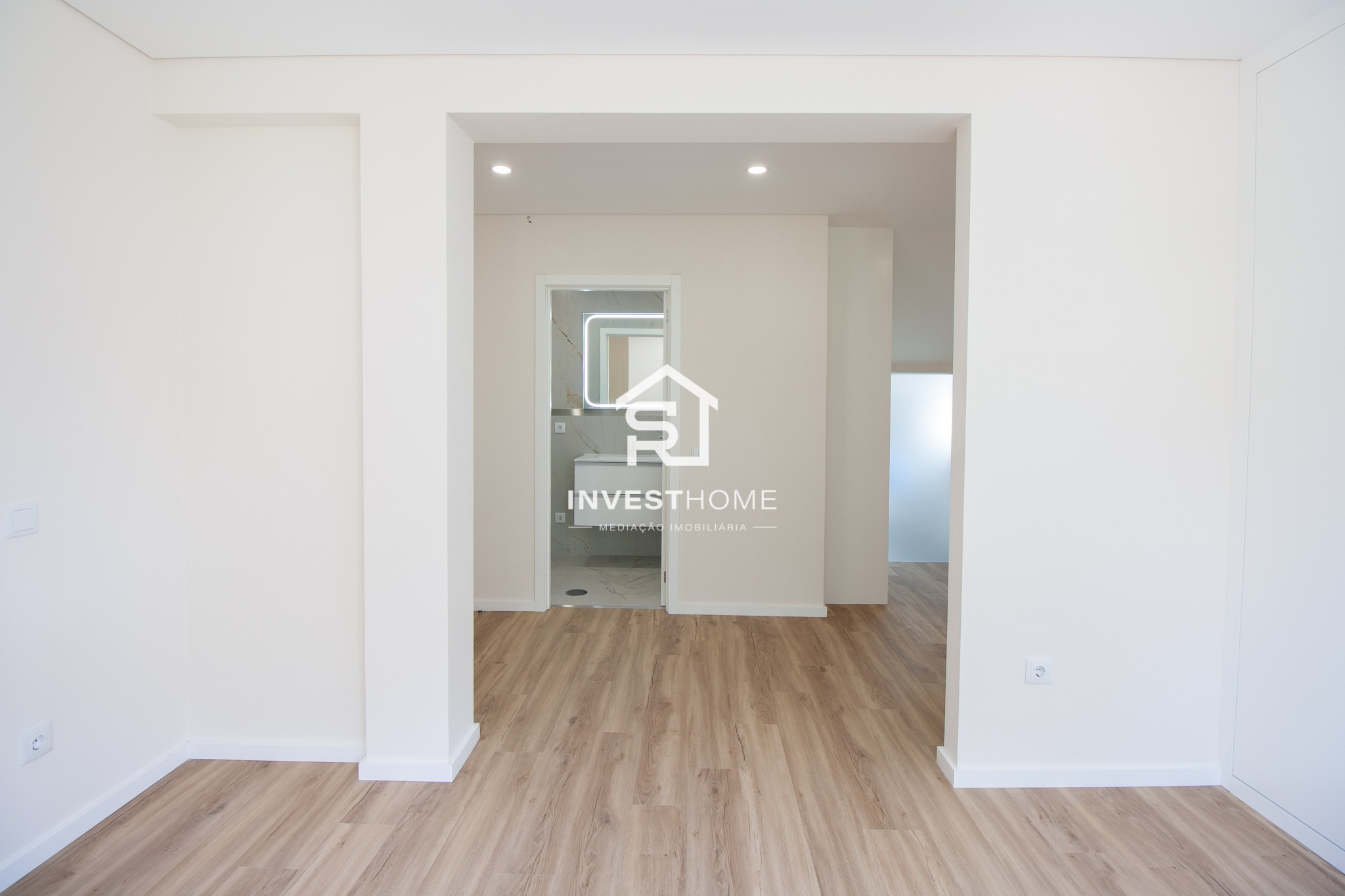  Moradia T5 | Renovada | 4 Frentes | 2 Suites | Jardim | Terraços