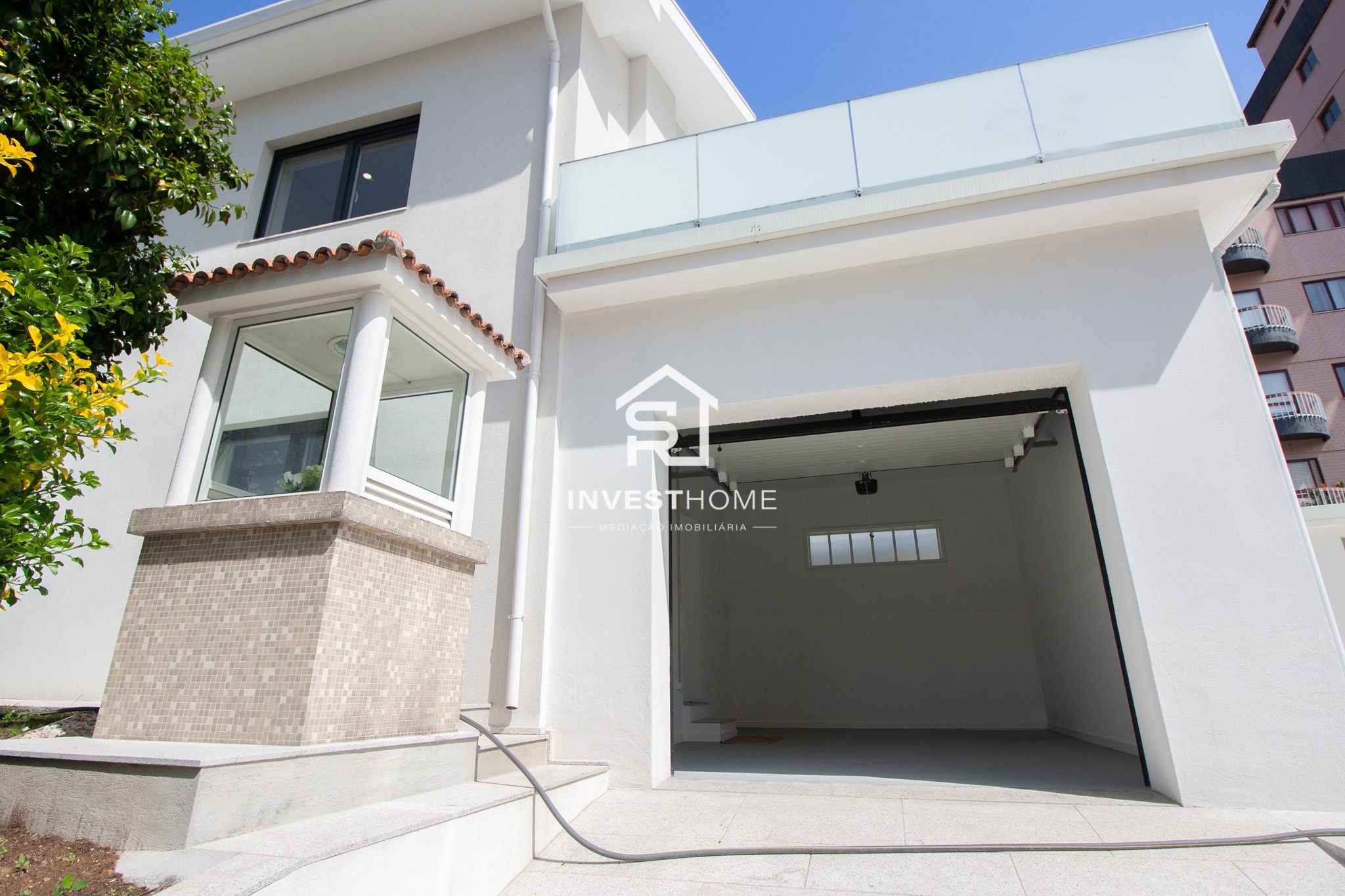 Moradia T5 | Renovada | 4 Frentes | 2 Suites | Jardim | Terraços