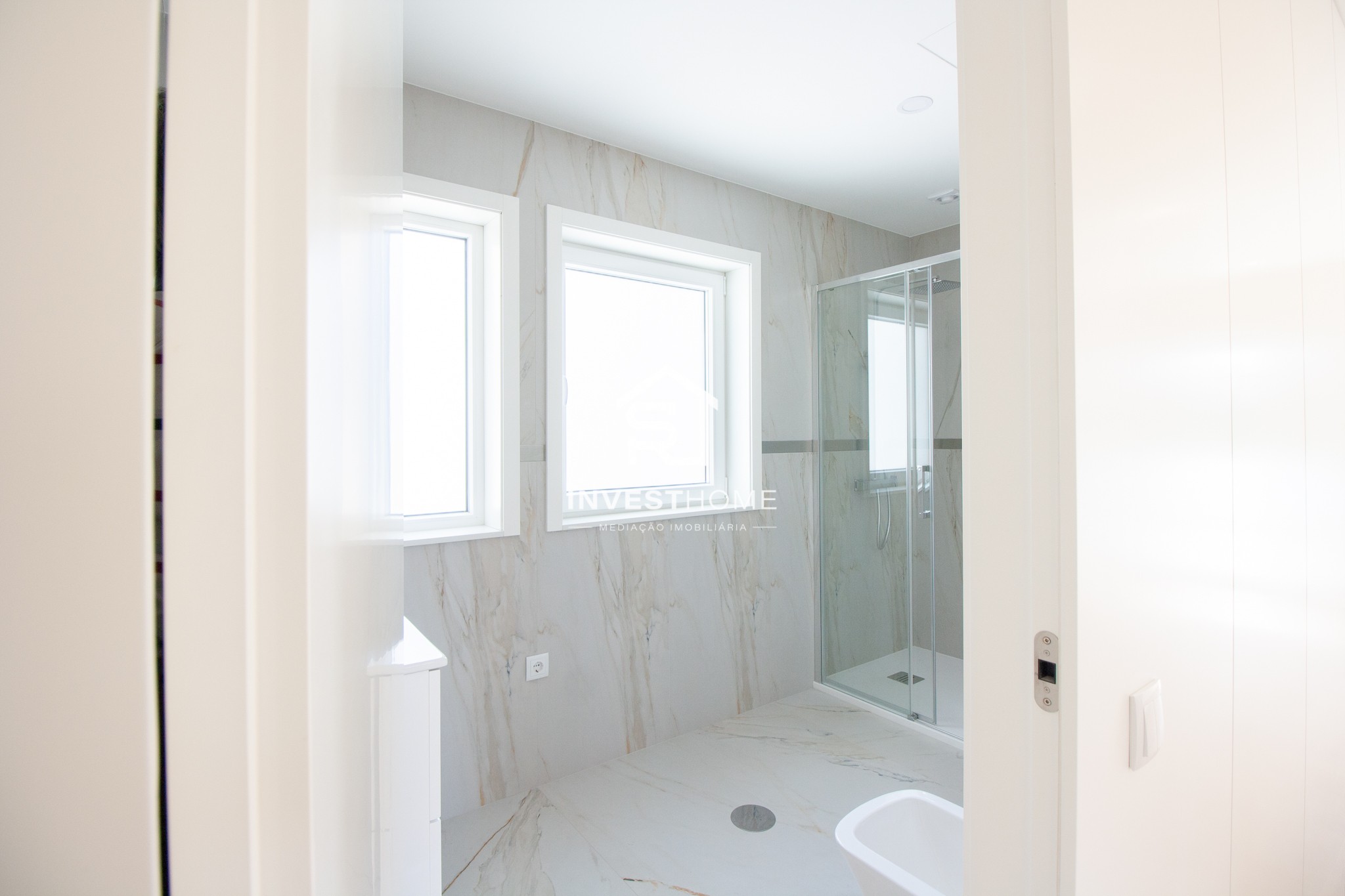  Moradia T5 | Renovada | 4 Frentes | 2 Suites | Jardim | Terraços