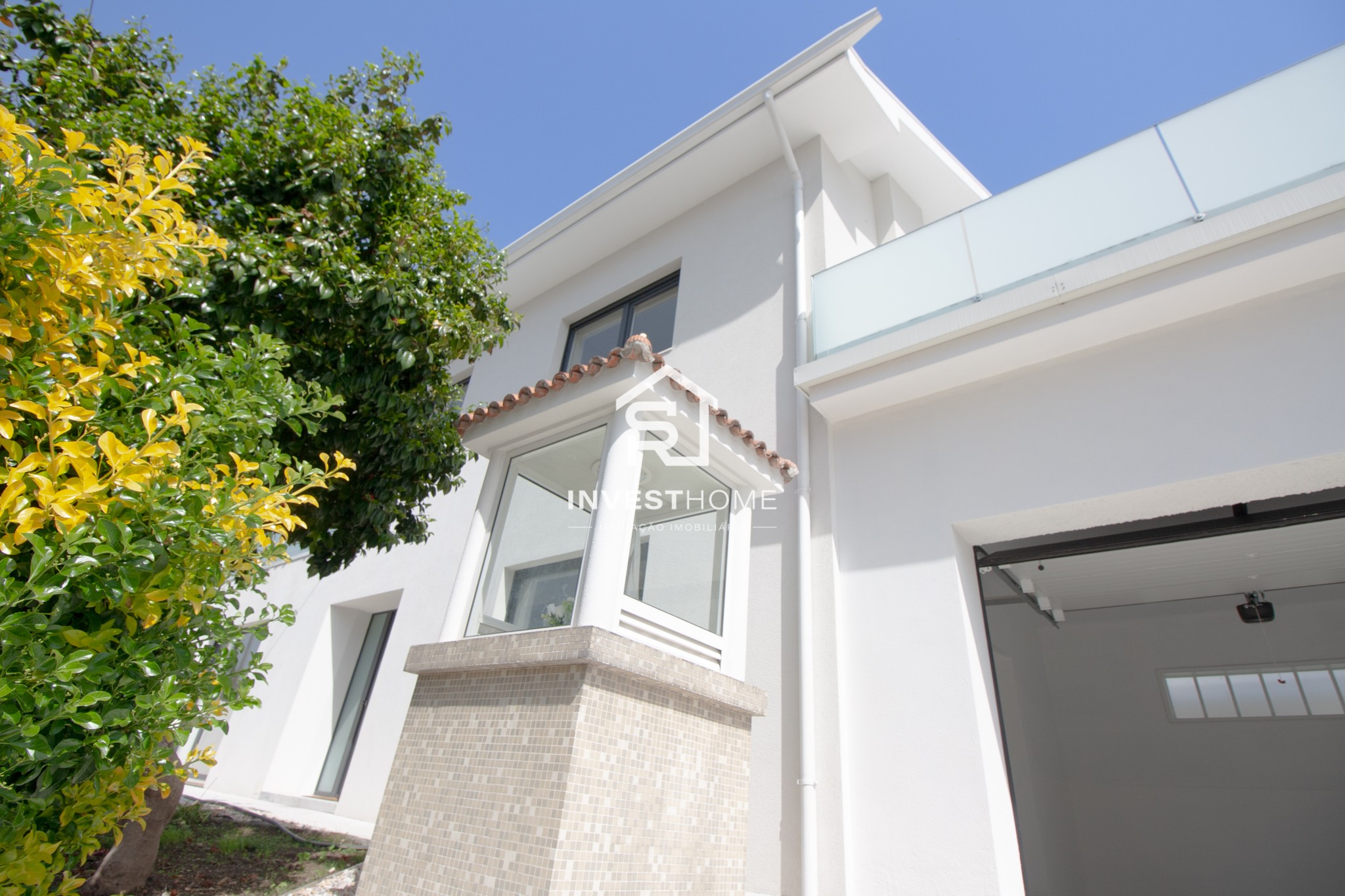 Moradia T5 | Renovada | 4 Frentes | 2 Suites | Jardim | Terraços