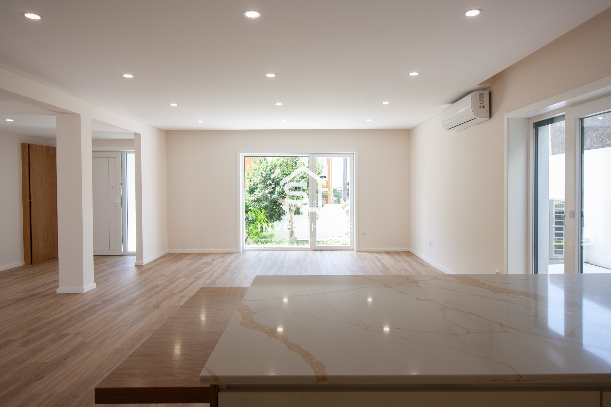  Moradia T5 | Renovada | 4 Frentes | 2 Suites | Jardim | Terraços