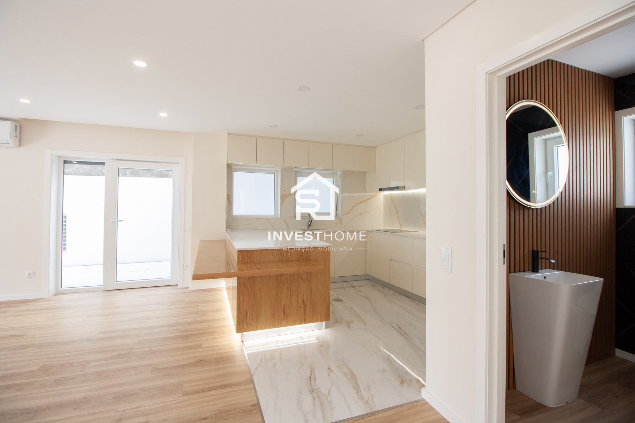  Moradia T5 | Renovada | 4 Frentes | 2 Suites | Jardim | Terraços